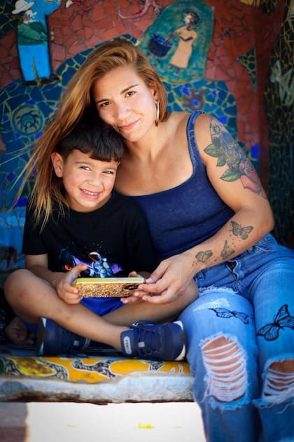 Ailín Pérez junto a su hijo Ades, el motor de su vida