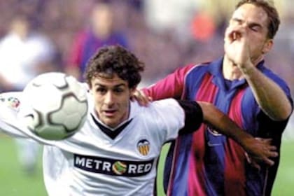 Aimar y De Boer en un duelo Valencia-Barcelona a principios de este siglo; el sábado, desde las 16, volverán a enfrentarse en el partido de las leyendas de Barcelona y River