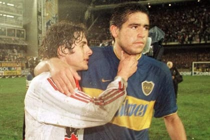 Aimar y Riquelme se van abrazados tras un Boca vs. River en la Bombonera.