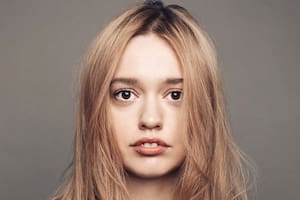 Aimee Lou Wood, actriz británica cuya dentadura se ha transformado en un modo de defender su identidad