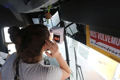 Algunos colectivos poseen dispositivos para tomar la temperatura corporal de los pasajeros antes de subirse a los habitáculos