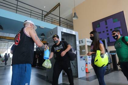 Las salidas diarias desde Caba se desplomaron.