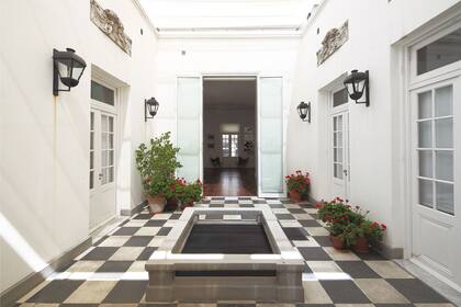 Aire libre. Un patio pompeyano con piso de damero y doble altura emplazado en un PH en el corazón de Recoleta