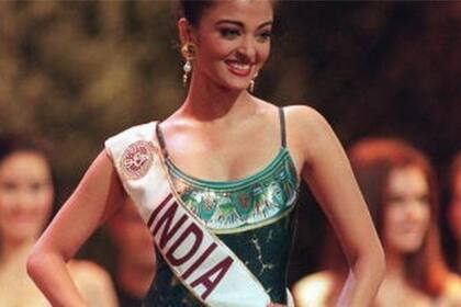 Aishwarya Rai durante la ronda de traje de baño de Miss Mundo 1994