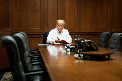 AISLAMIENTO. Donald Trump trabaja mientras recibe tratamiento después de dar positivo en un test de Covid-19 en el Centro Médico Militar Nacional Walter Reed en Bethesda, Maryland, el 3 de octubre