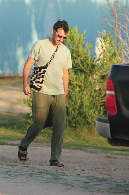 Aíto está pasando
la cuarentena
en Uruguay,
seguramente en
La Colorada, la
chacra de su hermano
Antonio que hoy se
promueve desde
Google como un
lugar de alojamiento
para turistas. Hace
tiempo, La Colorada
se ofrecía en alquiler
para el verano
desde las páginas
inmobiliarias y unos
de sus inquilinos más
famosos fueron
Diego Simeone. y
Carla Pereyra