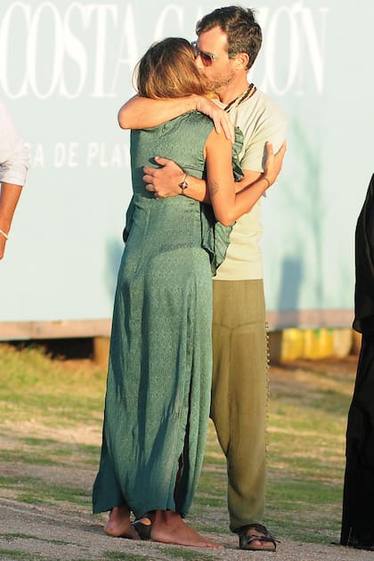 Aíto usó un look
muy hippie: babuchas
orientales, sandalias,
morral tejido y
brazalete con una
piedra energética