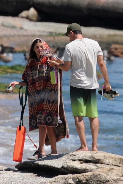 Aíto y Calu, enfundada en un poncho de toalla con capucha –una prenda ideal para deportes acuáticos– con guardas incaicas