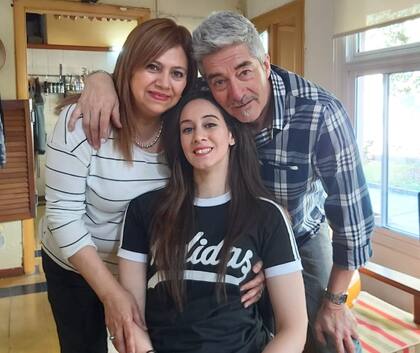 Aixa, junto a sus padres, Liliana y José, que estuvieron y están incondicionalmente para ella.