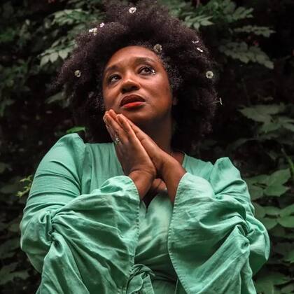 Aja Barber se dio cuenta de la magnitud del consumo excesivo después de trabajar como voluntaria en una tienda benéfica y ver la cantidad de ropa que la gente donaba