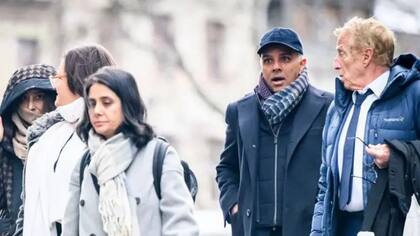Ajay Hinduja (segundo dcha.) y su esposa Namrata (izq.) esta semana en Ginebra con sus abogados