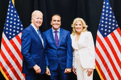 Ajay Jain Bhutoria (centro), el promotor de la iniciativa, es uno de los personajes más cercanos al presidente Joe Biden (izquierda)