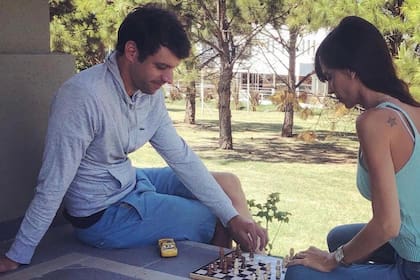 El marplatense Horacio Zeballos, número 3 del mundo en dobles, es fanático del ajedrez; aquí, jugando con su esposa, Sofía Menconi.