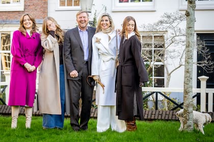 Ajeno a la gran cantidad de fotógrafos y cámaras, Mambo hizo pis en un árbol y fue el momento de las grandes carcajadas.