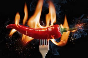 Ají con llamas sobre fondo negro