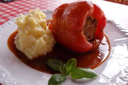 Ajíes rellenos, una receta clásica que se sirve en el restorán croata de San Telmo Dobar Tek