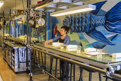 Ajo Negro tiene tres barras que enfrentan la cocina.