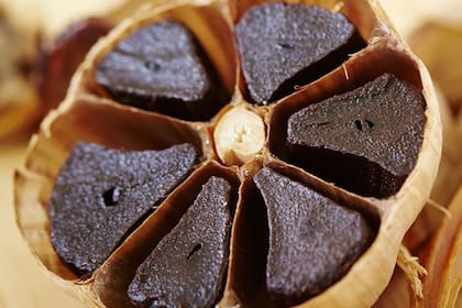El ajo negro se obtiene fermentando ajo común durante semanas, con temperatura y humedad controladas