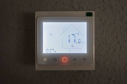 Ajustar el termostato a la estación climática correspondiente permite no cosnumir energía de más (Jesús Hellín - Europa Press)