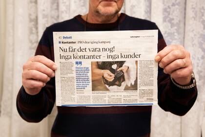 Ake Soderman, miembro de una asociación de jubilados suecos, con un artículo escrito sobre su protesta contra una sociedad sin dinero en efectivo