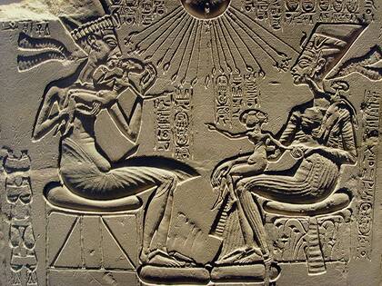Akenatón, Nefertiti y sus tres hijas