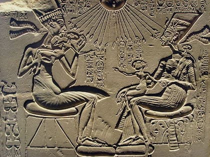 Akenatón, Nefertiti y sus tres hijas