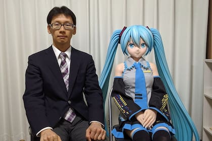 Akihiko Kondo con una muñeca en tamaño real de su esposa, la cantante virtual Hatsune Miku; en 2018 se casó con una versión holográfica, pero luego pasó a una muñeca cuando el dispositivo dejó de funcionar
