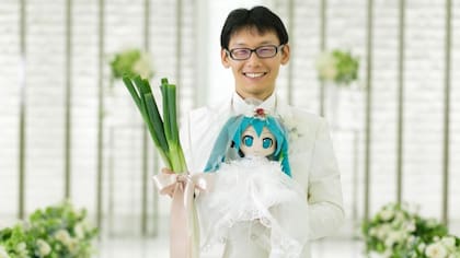 Akihiko Kondo, el día de su boda con la cantante virtual Hatsune Miku
