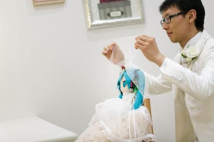 Akihiko preparó cada detalle de su boda: desde los arreglos hasta el pequeño vestido de novia de Miku