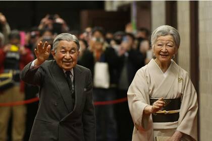 Akihito junto a su esposa Michiko