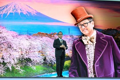 Akio Toyoda, CEO de Toyota, caracterizado como Willy Wonka durante la presentación de Woven City en la CES 2020