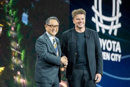 Akio Toyoda, CEO de Toyota, junto al arquitecto Bjarke Ingels al presentar Woven City
