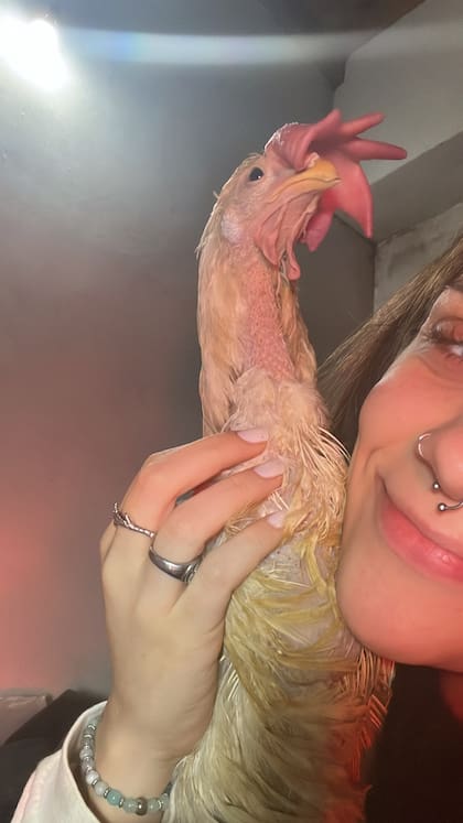 Akira estuvo dos meses en tratamiento intensivo, con alimentación asistida y cuidados constantes.