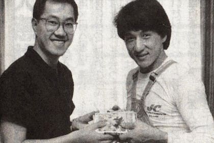 Akira Toriyama obsequiándole a Jackie Chan algunos tomos de su obra. El dibujante era un gran admirador del artista marcial y en una entrevista expresó: "Me inspiro mucho en el ritmo que tienen las películas de Jackie Chan" 