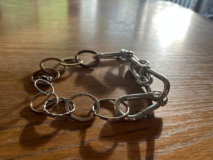 Aksel tiene la costumbre de coleccionar de todo -léase: recoge basura de la calle y la llama “tesoro”-