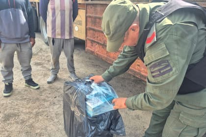 Al abrir las bolsas de plástico de color negro se descubrió el producto de contrabando