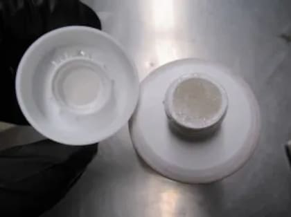 Al abrir los envases de shampoo, los oficiales encontraron metanfetamina líquida