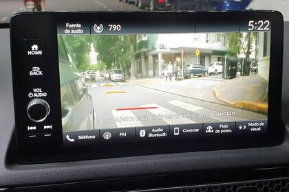 Al activarse la luz de giro a la derecha, la imagen del retrovisor se proyecta en la pantalla central
