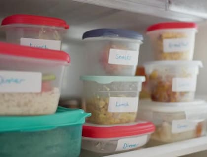 Al almacenar alimentos, cuida el tipo de envase y no olvides en refrigerarlos.
