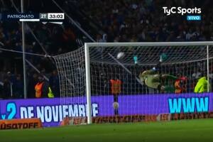 Al ángulo: el despeje de Banega se incrusta en el ángulo