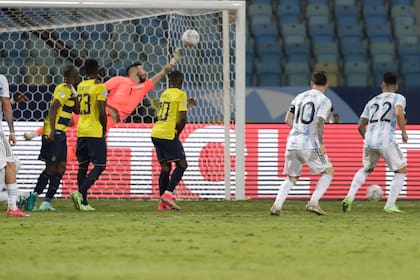 Al ángulo: Galíndez no llegará al impecable tiro libre de Messi, que cerró la goleada frente a Ecuador