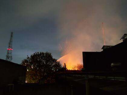 Al anochecer se reavivaron los focos ígneos en la planta de Iron Mountain en Barracas