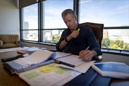Al anunciar la multa contra la ciudad de California, Gavin Newsom sostuvo que los funcionarios "defienden políticas ilegales y luchan contra la asequibilidad de la vivienda"