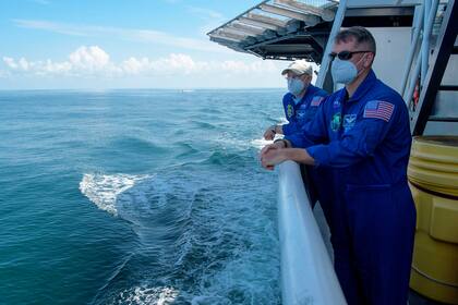 al astronauta jefe de la NASA Pat Forrester (L) y al astronauta de la NASA y al jefe de recuperación de la tripulación Shane Kimbrough, junto con otros equipos de apoyo de la NASA y SpaceX a bordo de la nave de recuperación SpaceX GO Navigator, preparándose para el aterrizaje del SpaceX