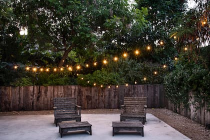 Al atardecer, el jardín también puede ser un escenario para disfrutar a cielo abierto en invierno