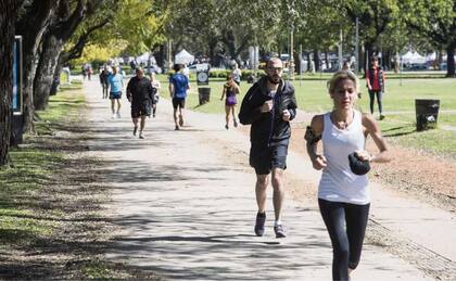 Al atardecer, los vecinos de la zona van a correr a la plaza de Libertador, Austria, Figueroa Alcorta y Pueyrredón