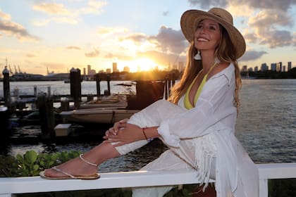 Al atardecer, Mónica posa con la bahía de Biscayne, como espectacular telón de fondo