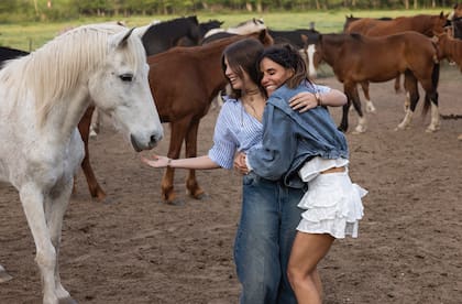 Al atardecer y entre la tropilla de caballos, en un gesto pura ternura y complicidad.