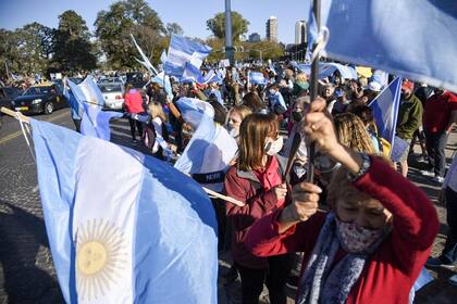 Al banderazo realizado en el Monumento a la Bandera, en Rosario, se sumó una caravana de autos