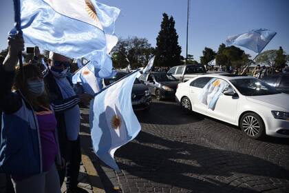 Al banderazo realizado en el Monumento a la Bandera, en Rosario, se sumó una caravana de autos